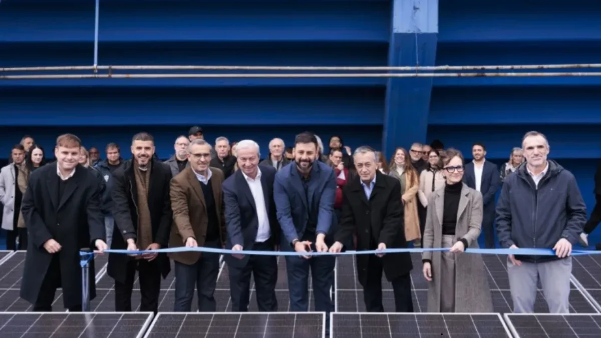 El nuevo sistema cuenta con 210 paneles solares bifaciales instalados sobre la terraza del estadio. Foto Vélez Sarsfield.