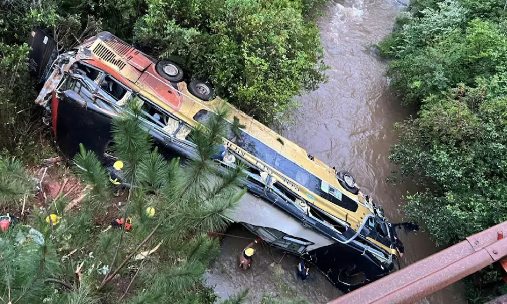colectivo en el arroyo Yazá