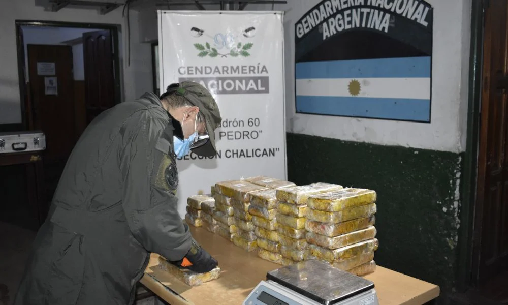 Hallan 42 kilos de cocaína en un auto