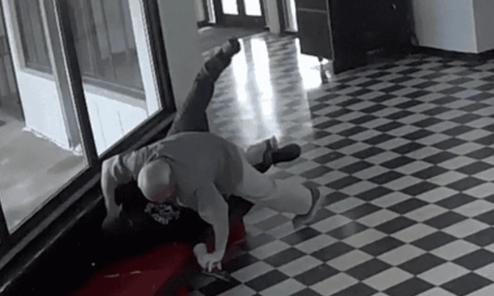 Las cámaras de seguridad registraron cada movimiento dentro del edificio.