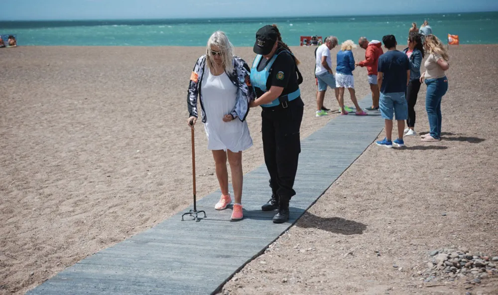 Playa Unión inauguró su primera pasarela adaptada sustentable (2)