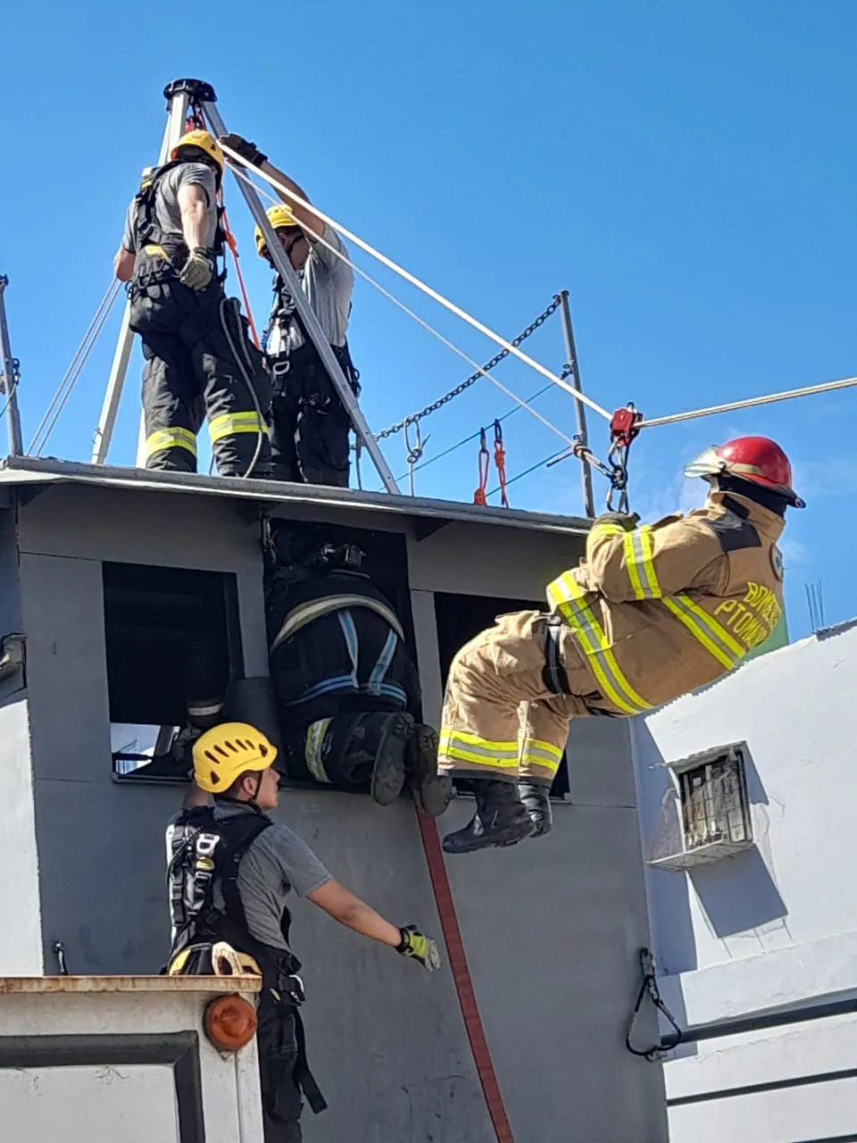 Curso de rescate sobre incendio en buques