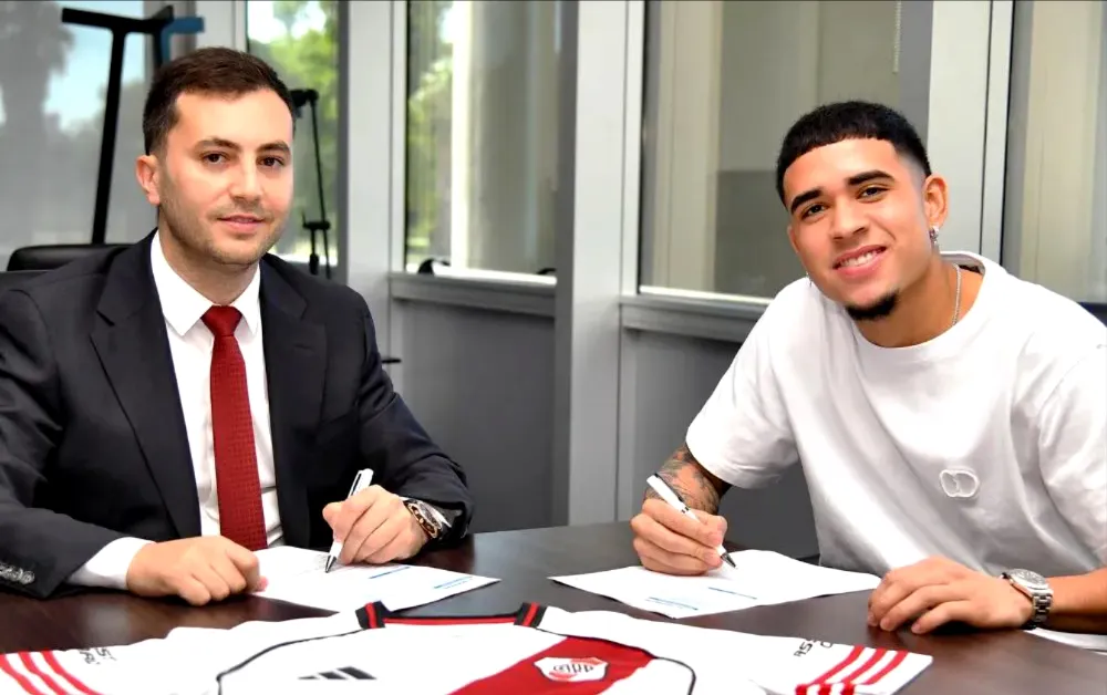 El joven ecuatoriano firmó con el club de Núñez