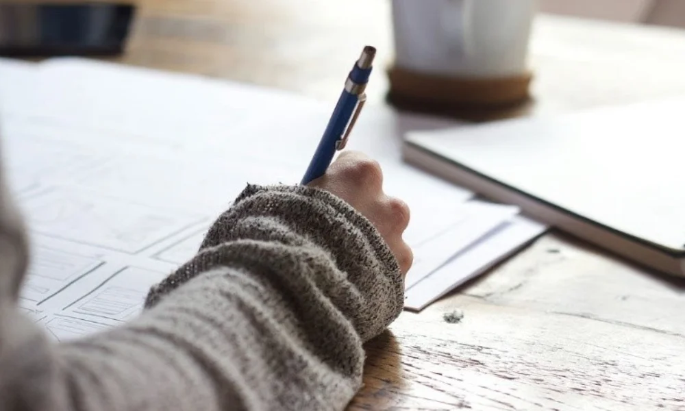 La escritura a mano es cada vez menos frecuente en aulas y espacios de estudio.