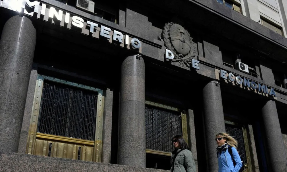 La intención oficial no solo apunta a cubrir los compromisos inmediatos.