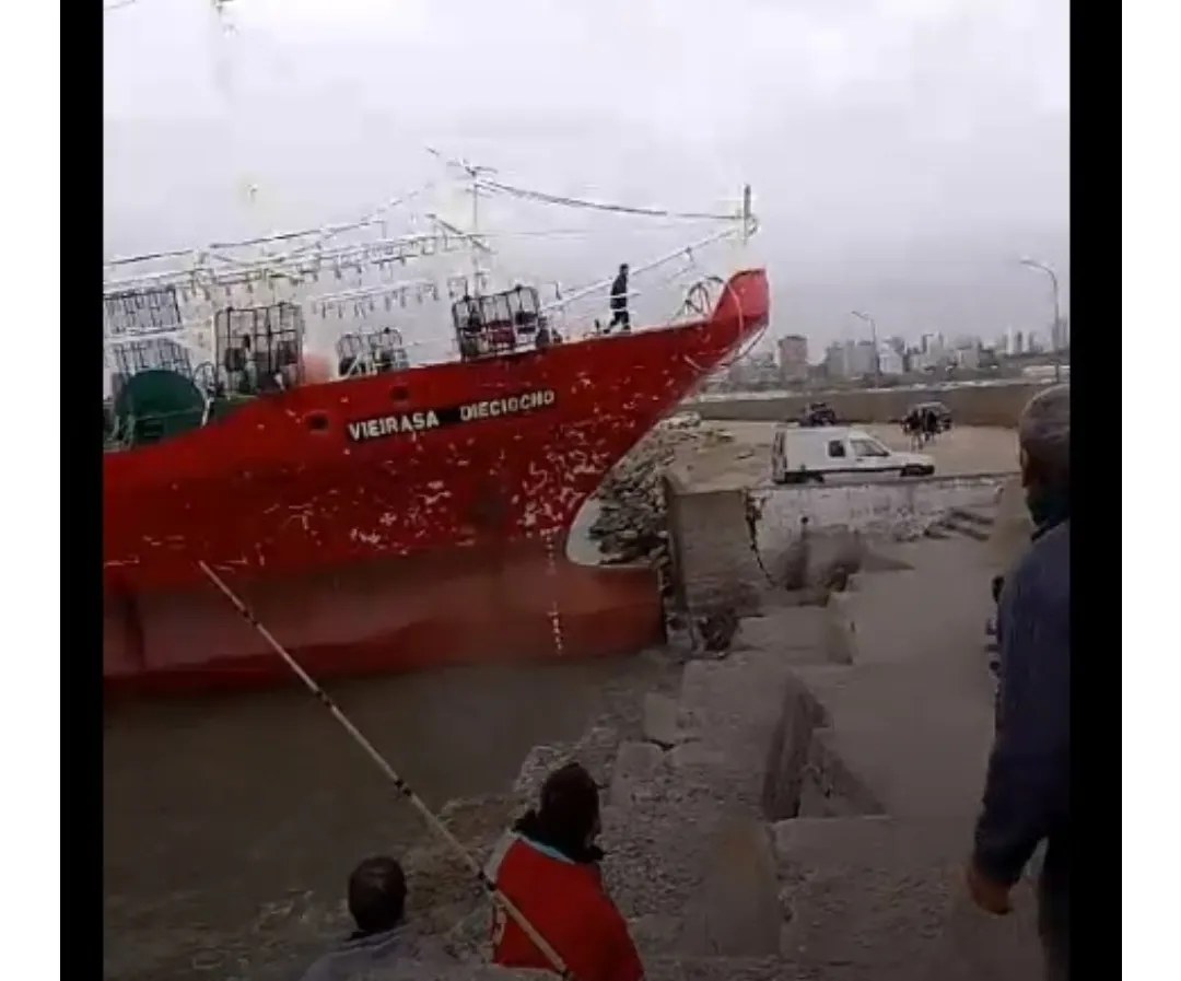 El Vierasa Dieciocho chocó la escollera del puerto de Mar del Plata Captura de pantalla.