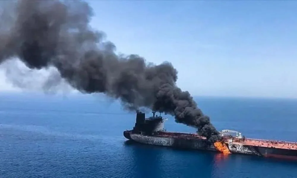 Incendio de un buque en el estrecho de Ormuz. Foto Agencia SANA