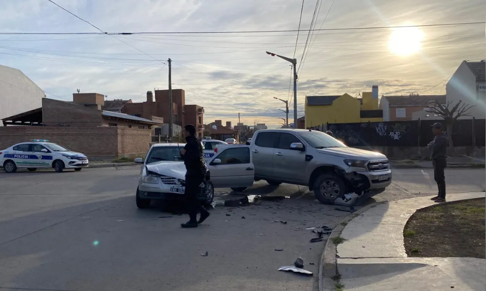 Choque entre una camioneta y un VW gol