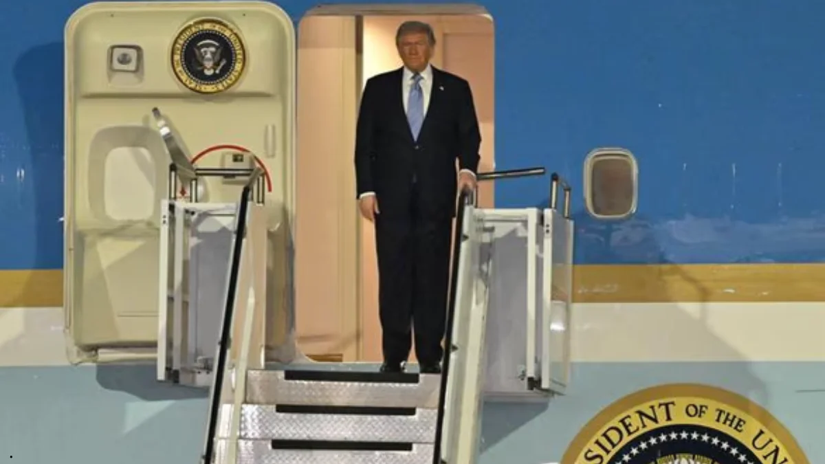 El presidente de los Estados Unidos, Donald Trump, en una imagen al arribar a Beijing Foto Agencia NAXinhua