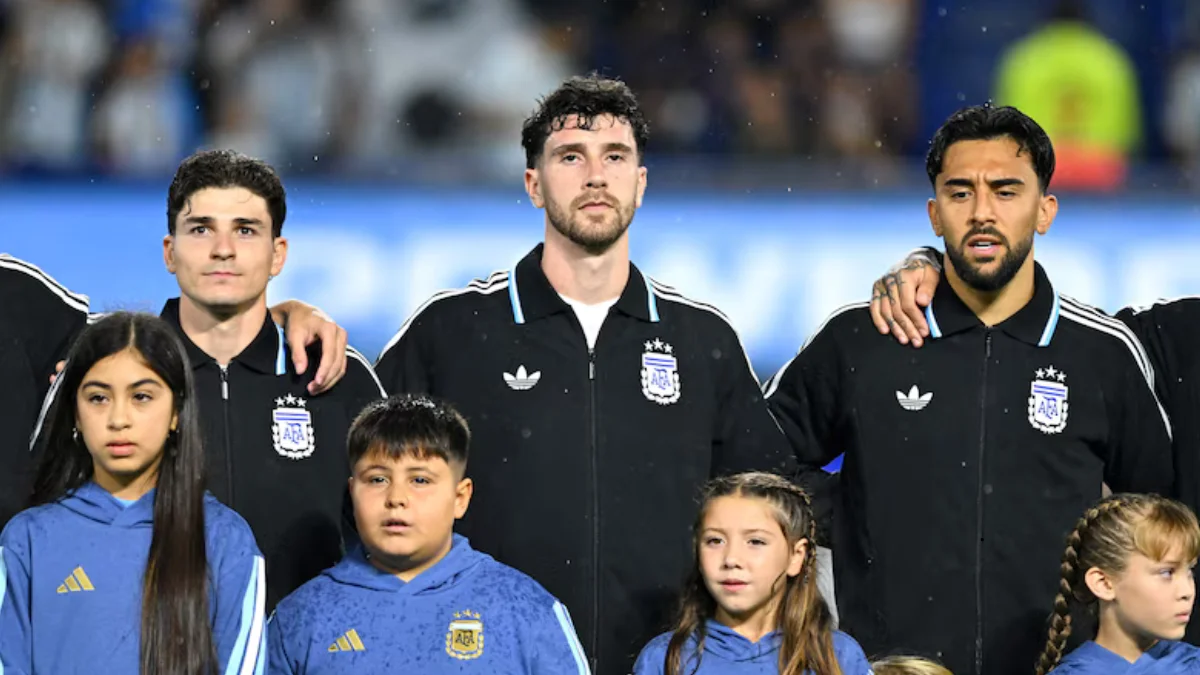 Marcos Senesi junto con Julián Álvarez y Nico González durante el amistoso de Argentina contra Mauritania en la Bombonera antes del Mundial (Foto ReutersRodrigo Valle)