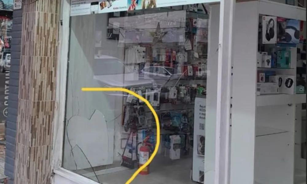 Vidrieras rotas en el local de fotografía