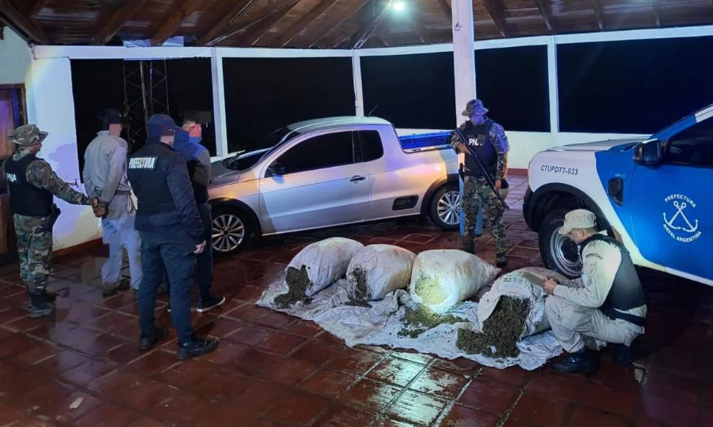 Marihuana de 200 millones oculta en la banquina