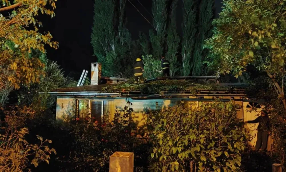 Dos mujeres estaban dentro del domicilio al momento del impacto.