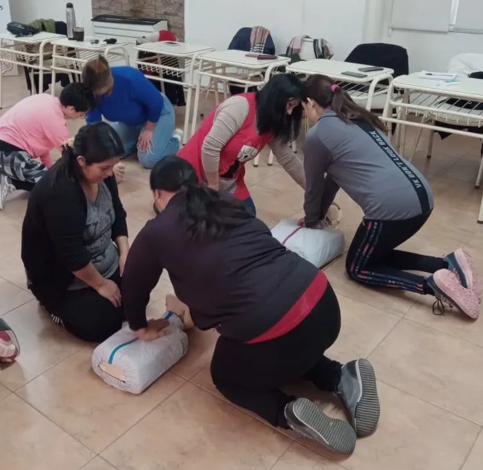 Docentes y Auxiliares del Jardín de Infantes N°2411 realizaron el curso de RCP (1)