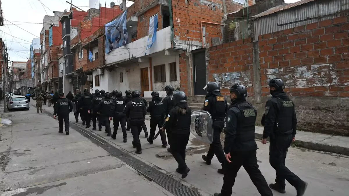 Operativo policial en La Carbonilla. Foto LA NACION