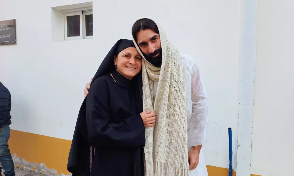 Actores en la previa del vía crucis