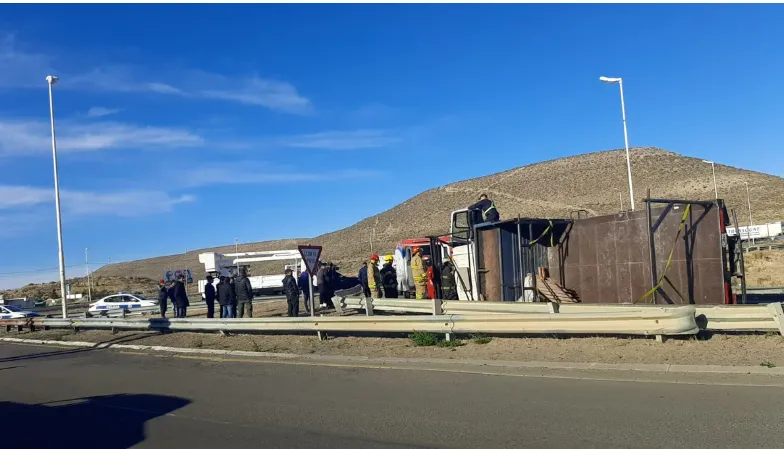 CAMIÓN VUELCA EN LA RUTA 3 Y 26: CONDUCTOR RESCATADO Y TRASLADADO AL HOSPITAL