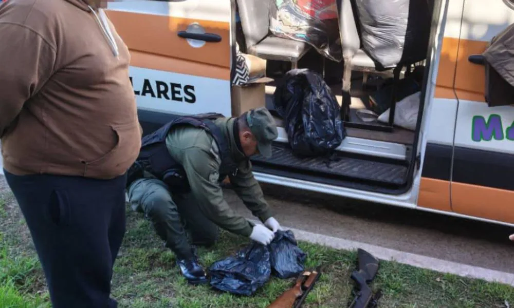 Viajaban armados en un transporte escolar