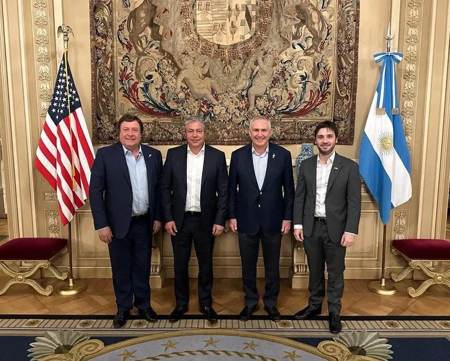 Ignacio-Torres-con-Rolando-Figueroa-y-Alberto-Weretilneck-y-Marc-Stanley-en-la-Embajada-de-los-Estados-Unidos