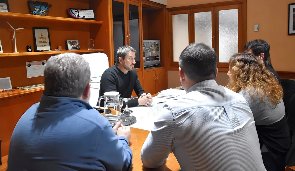 Merino con autoridades de Agencias de Turismo