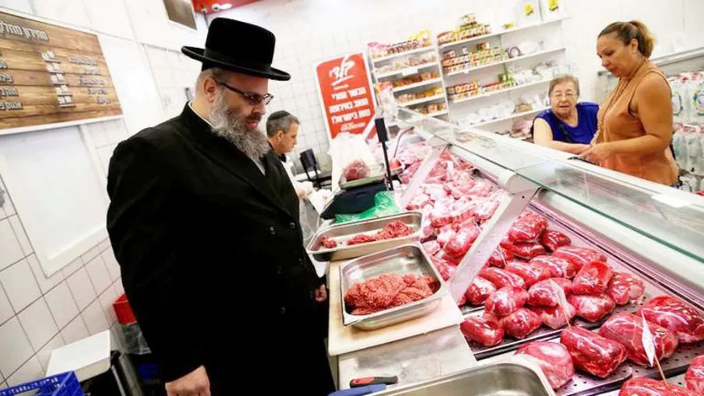 Un rabino supervisando los cortes en exhibici贸n en una carnicer铆a israel铆