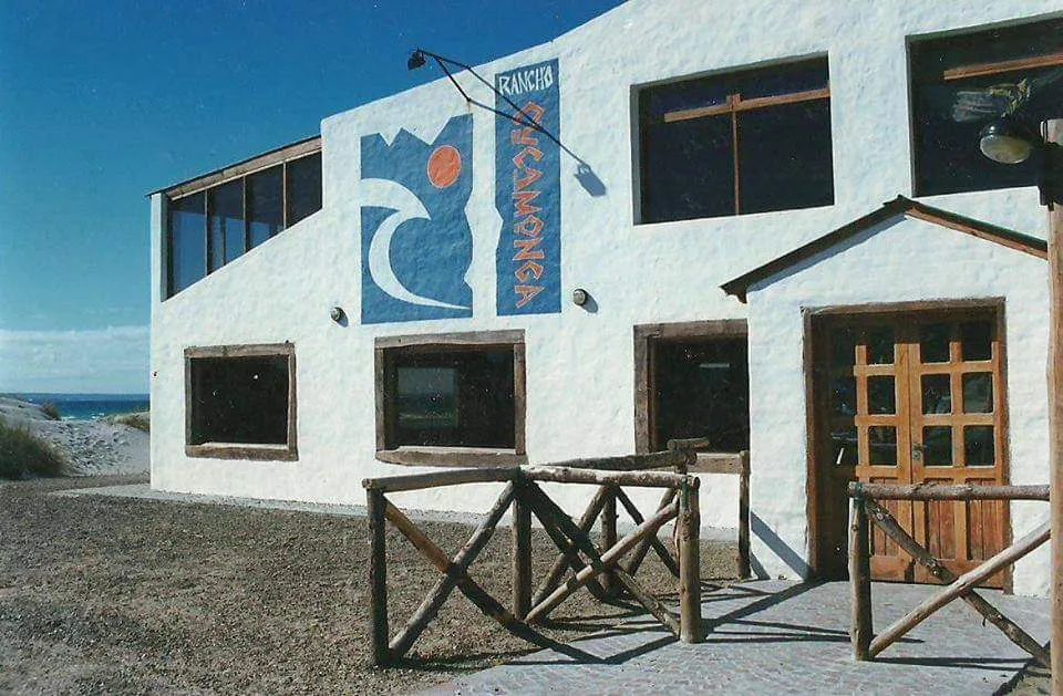 EN MADRYN ESTABA CUCAMONGA, LIMPIA EL SALÓN QUE HAY MILONGA