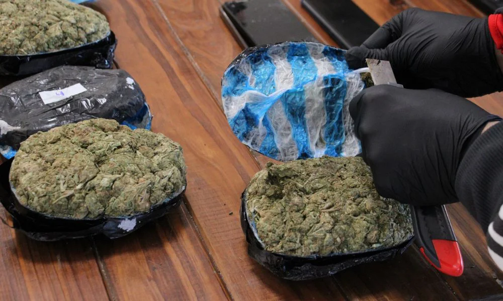 Lo atraparon con marihuana oculta en la rueda del auto
