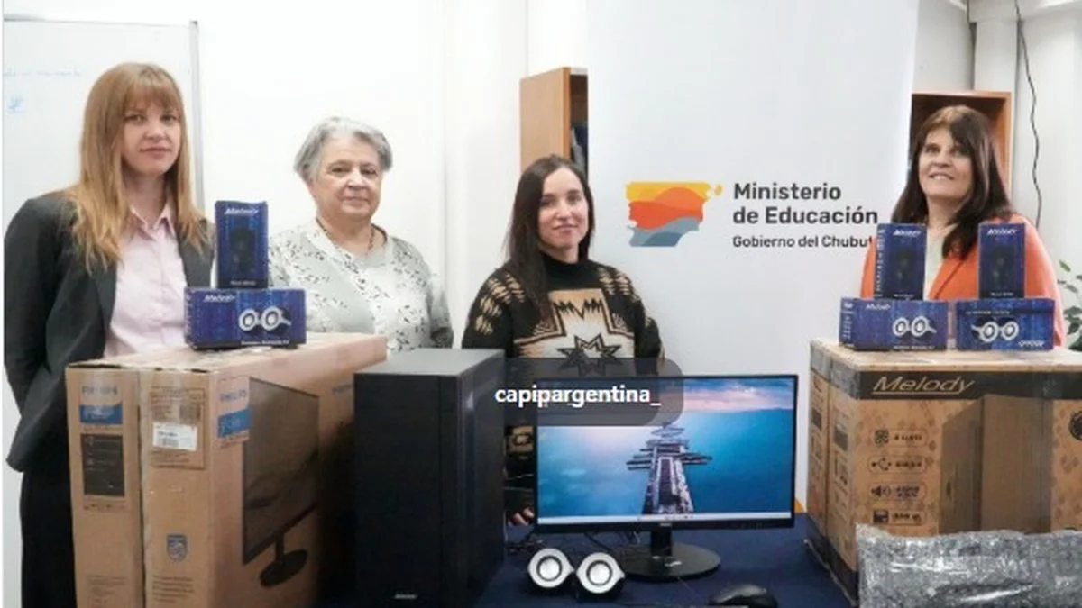 Capip dono computadoras a Educacion