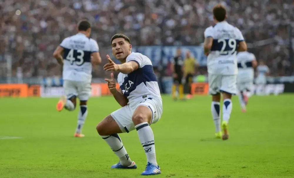 En el Bosque, el equipo platense mostró momentos de control y otros de tensión