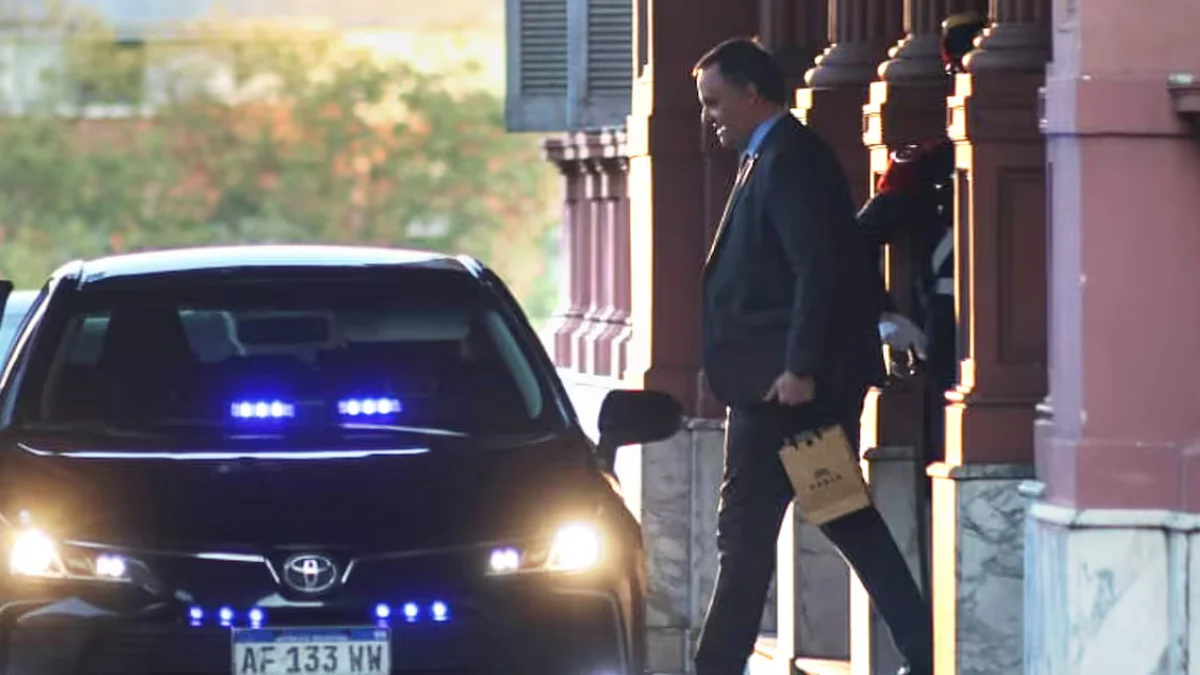 Adorni saliendo de Casa Rosada