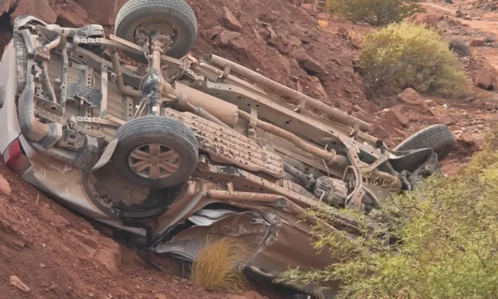 Perdió el control, cayó por un pequeño barranco y terminó volcada sobre su techo.