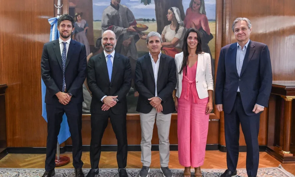 Caputo junto a directivos de Uber.