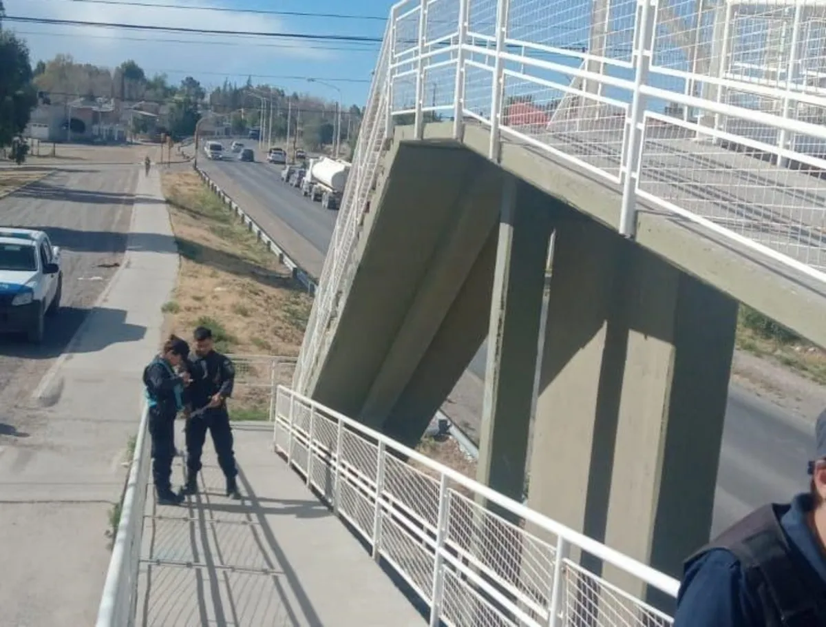 Puente peatonal desde donde cayó el joven