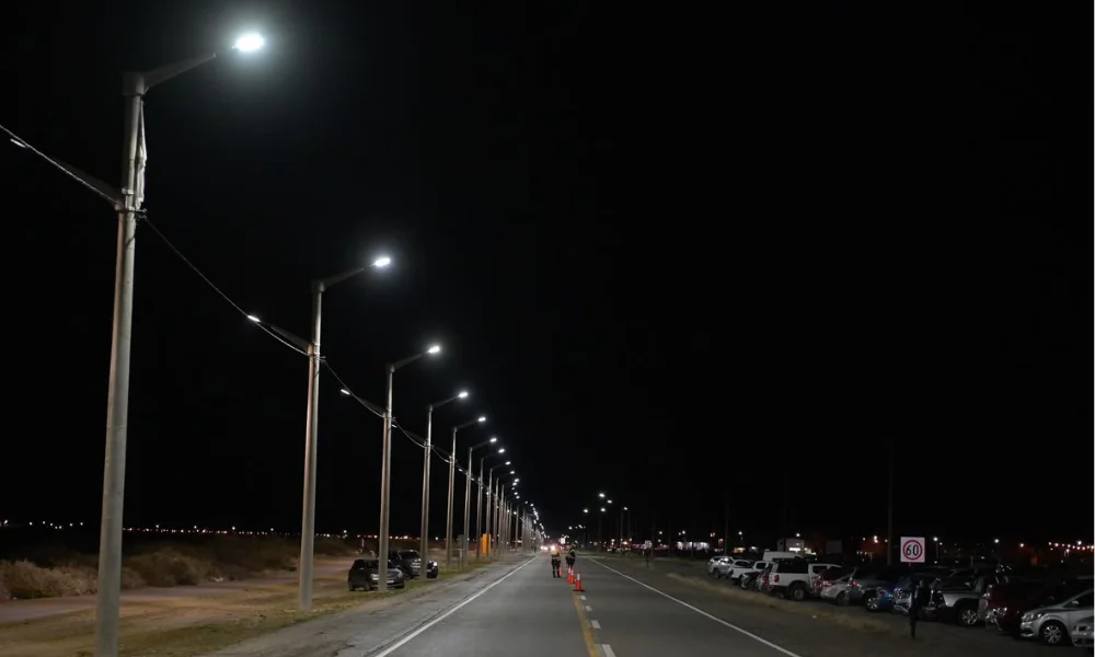 Luminarias led en acceso a Playa Unión