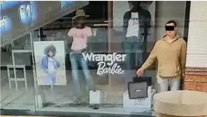 El hombre disfrazado de maniquí adentro de la tienda