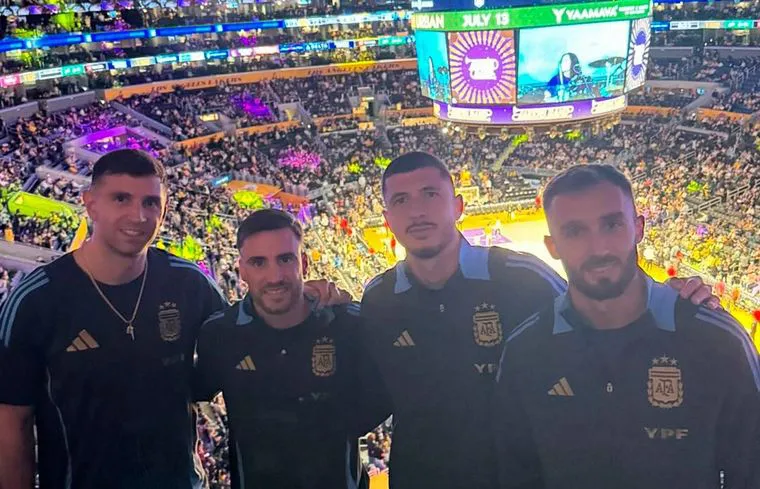 LOS CAMPEONES DEL MUNDO FUERON A VER A LOS LAKERS