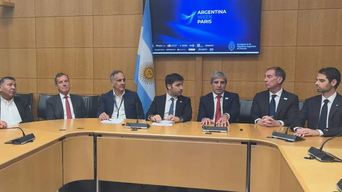 Ministro Caputo desde París