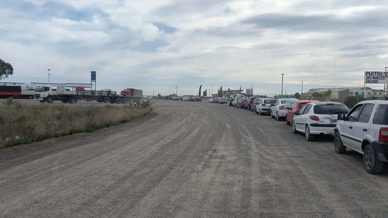 Cola de hasta 2 kilómetros en la estación YPF de RN3