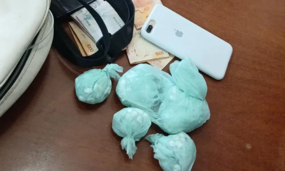 Tres personas fueron detenidas en Rosario mientras intentaban descartar un bolso con 264 dosis de cocaína