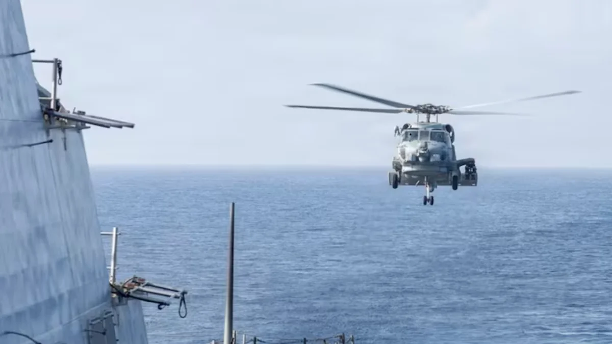 Un helicóptero MH-60R Sea Hawk se acerca al USS Delbert D. Black (DDG 119) después de patrullar el mar Arábigo en apoyo al bloqueo de Estados Unidos contra Irán (Foto EFE)