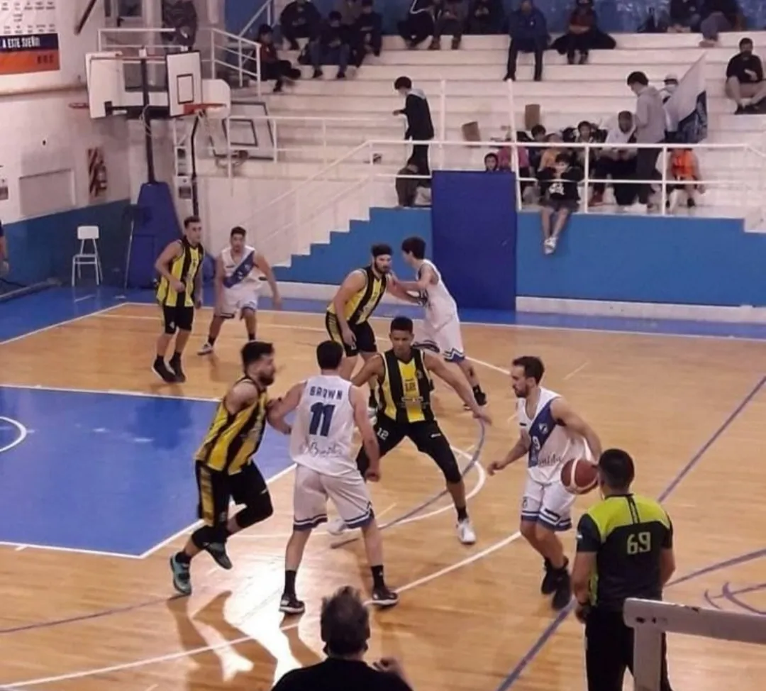 Noche de clásico de la ciudad en el básquet