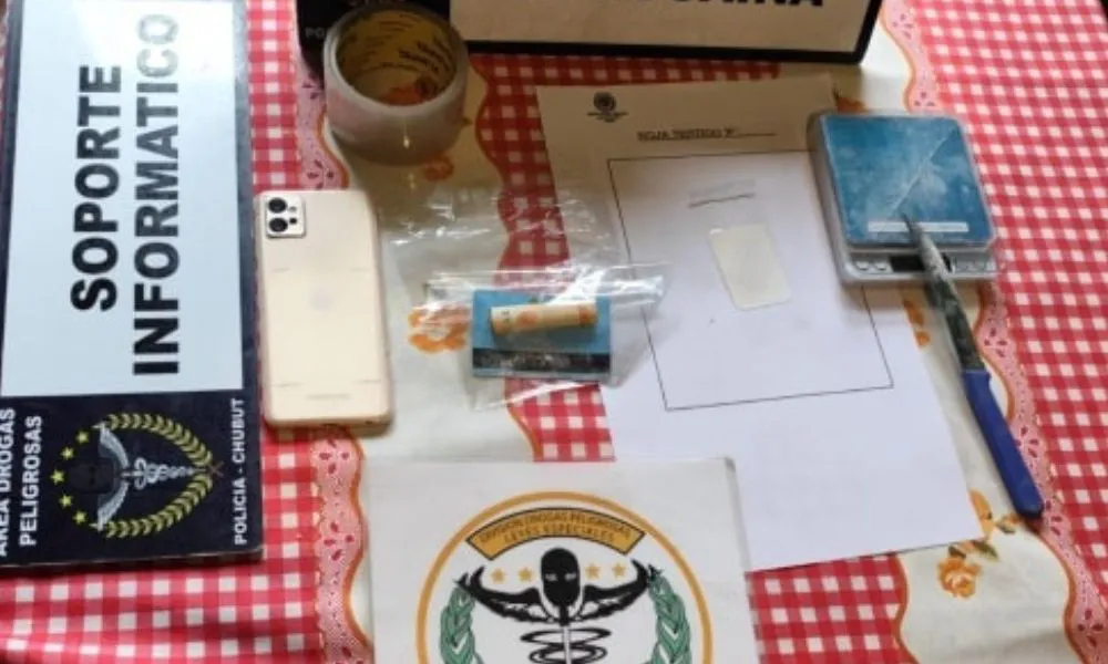 Allanamiento en Esquel desarticuló un delivery de cocaína con balanza y teléfonos incautados