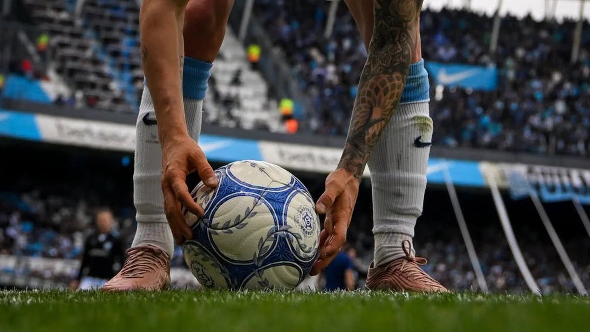 Jugador de fútbol con pelota foto Liga profesional de Fútbol Facebook