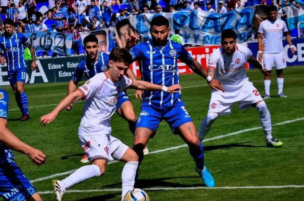 Barracas Central empató 0 a 0 con Godoy Cruz y se mantiene como único líder