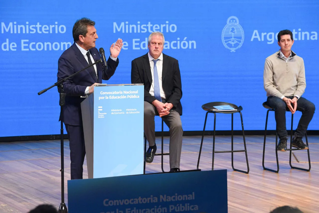 Massa y una convocatoria por la educación pública