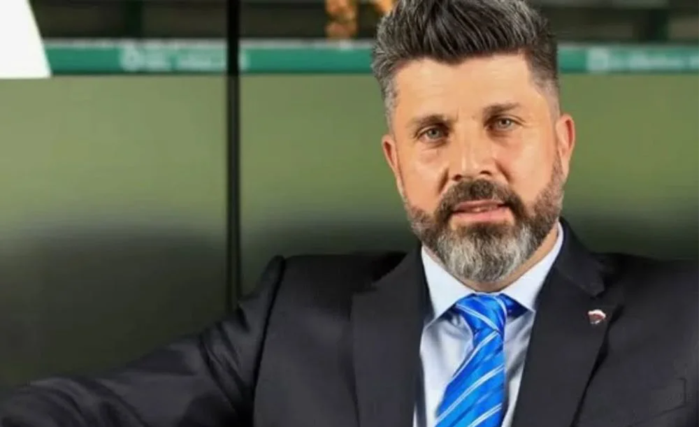 El representante confirmó el contacto de la dirigencia y admitió que al DT lo seduce la chance.