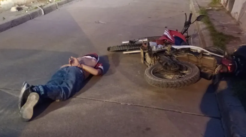 Jóven detendo y la moto robada