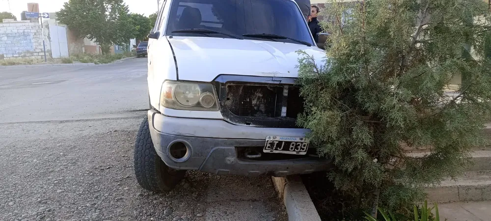 Borracho quedo colgado en la vereda 1 policía