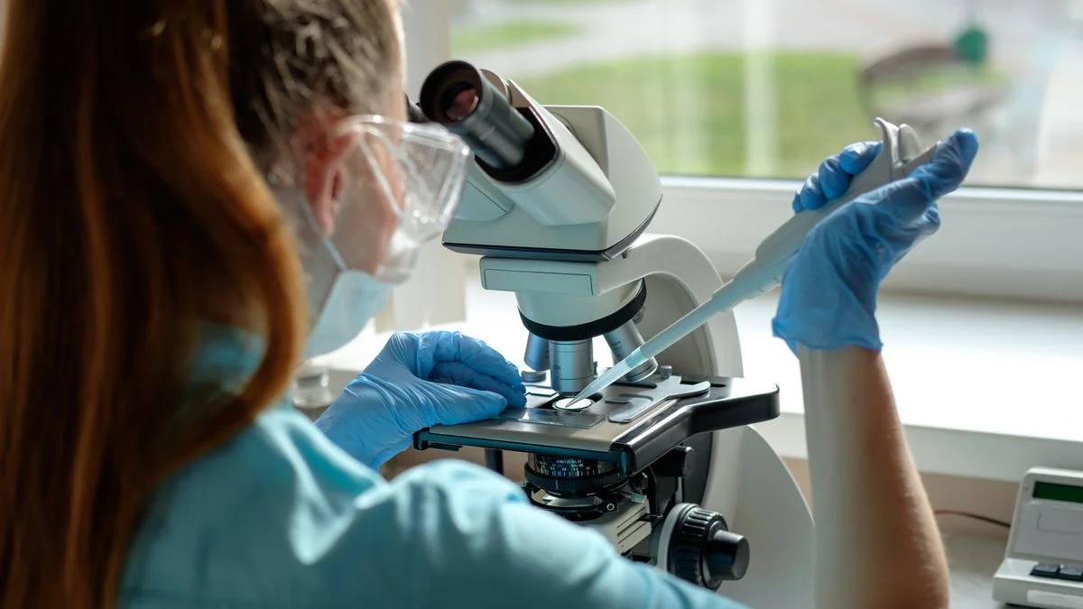 Mujer trabajando en laboratorio. Imagen ilustrativa Magnific