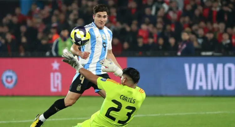 Argentina venció 1-0 a Chile como visitante. Julián Álvarez marcó el gol del triunfo. El equipo de Scaloni ya es primero.